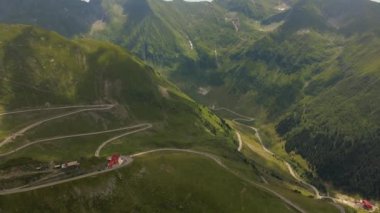 Romanya 'daki ünlü Transfagarasan Yolu' nun insansız hava aracı videosu. Görüntü, virajlı yolun panoramik görüntüsü için yatay eğimli kameralı bir drondan alındı..