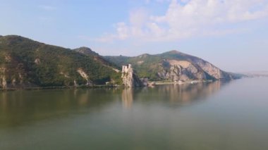 Sırp kıyısındaki Tuna Nehri üzerindeki Golubac ortaçağ kalesinin havadan çekilmiş videosu. Görüntüler yüksek irtifadaki bir drondan, kamera seviyesiyle nehrin ve kalenin panoramik görüntüsü için çekildi..