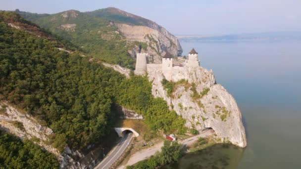 ドナウ川のセルビア銀行に位置するゴルバツ城の空中映像 要塞の近くの塔の間を飛んでいる間にドローンからビデオが撮影されました — ストック動画
