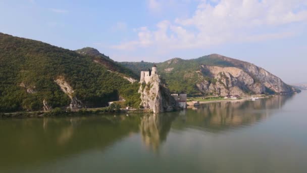 セルビア銀行のドナウ川沿いに位置するゴルバツ中世の要塞の空中ビデオ 川と砦のパノラマのショットのためのカメラレベルで高高度でドローンから撮影された映像 — ストック動画