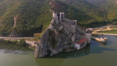 Golubac ortaçağ kalesinin Sırp kıyısındaki Tuna Nehri üzerindeki hava görüntüleri. Görüntüler yüksek irtifadaki bir drondan, kalenin etrafındaki panoramik çekim için kamera seviyesiyle çekildi..