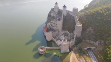 Sırbistan 'ın Tuna Nehri kıyısındaki Golubac kalesinin hava videosu. Görüntüler gündüz saatlerinde drondan alındı. Yüksekliğini düşürürken ve kamerayı en üst seviyeden en üst seviyeye çekerken.