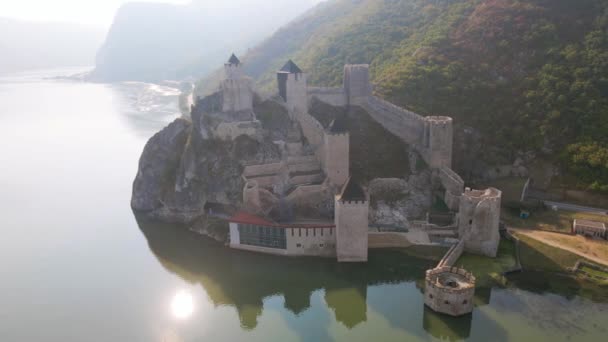 Luchtfoto Van Golubac Middeleeuwse Citadel Gelegen Aan Donau Aan Servische — Stockvideo
