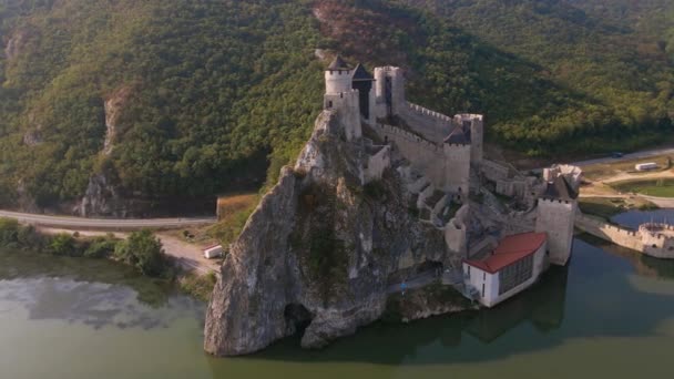 セルビア銀行のドナウ川沿いに位置するゴルバツ中世の要塞の空中ビデオ 要塞の周りで撮影されたパノラマのためのカメラレベルで高い高度のドローンから映像が撮影されました — ストック動画