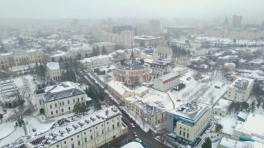 Romanya 'nın Iasi kentinin güzel hava görüntüleri kış mevsiminde bir İHA' dan görülüyor. Video ileri uçarken yüksek irtifada bir drondan çekilmiş..