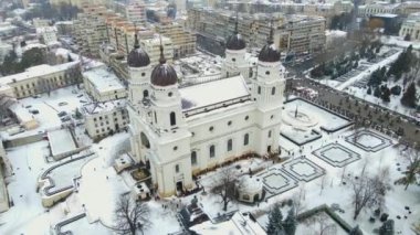 Romanya 'nın Iasi kentindeki Metropolitan Katedrali' nin hava görüntüleri. Video, binanın etrafında uçarken kamerayla aşağı doğru eğilmiş bir drondan çekilmiş..
