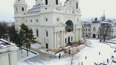 Romanya 'nın İasi kentindeki Metropolitan Katedrali' nin hava görüntüleri. Video, geriye doğru uçarken bir İHA 'dan çekildi ve tüm bina ve şehir manzarasını ortaya çıkarmak için irtifa kazandı..