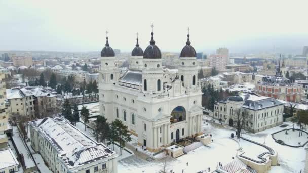 罗马尼亚雅西大都会大教堂的空中录像 视频是由一架无人驾驶飞机拍摄的 飞机在大楼周围飞行时 用相机水平拍摄风景 — 图库视频影像
