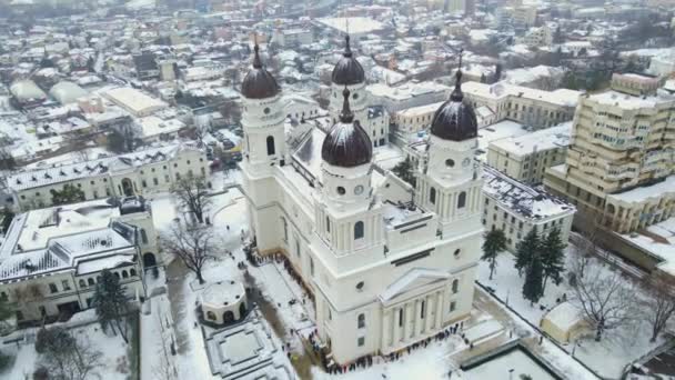 罗马尼亚雅西大都会大教堂的空中镜头拍摄于冬季 视频是由一架无人驾驶飞机在向后飞行时拍摄的 其高度也随之上升 摄像机朝下倾斜 以便俯瞰全景 — 图库视频影像
