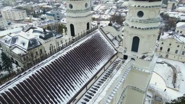罗马尼亚雅西大都会大教堂的俯瞰 在靠近大教堂屋顶和塔楼的地方被无人驾驶飞机射中 镜头是在冬季白天拍摄的 — 图库视频影像