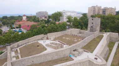 Romanya 'nın Drobeta-Turnu Severin kentindeki Severin Ortaçağ Kalesi' nin havadan görünüşü. Görüntüler, Romanya 'nın Tuna Nehri kıyısındaki kaleden geriye doğru uçarken bir İHA tarafından çekildi..