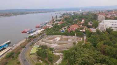 Romanya 'nın Drobeta Turnul Severin kentindeki Severin Ortaçağ Kalesi' nin havadan görüşü. Görüntüler, Tuna nehri manzaralı kalenin etrafında uçarken insansız hava aracından çekildi..