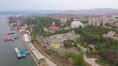 Romanya 'nın Drobeta-Turnu Severin kentindeki Severin Ortaçağ Kalesi' nin havadan görünüşü. Görüntüler, Romanya 'nın Tuna Nehri kıyısındaki kalenin etrafında uçarken İHA' dan çekildi.