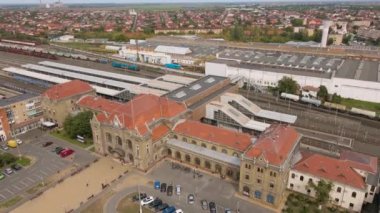 Romanya 'nın Arad kentindeki tren istasyonunun klibi. Görüntüler, daha alçak irtifadaki bir drondan, tren istasyonu binasını ele geçirirken çekildi..