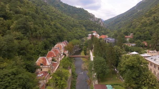 从空中俯瞰罗马尼亚的Baile Herculane度假胜地 录像是由一架低空飞行的无人驾驶飞机拍摄的 摄像水平较低 可以看到度假胜地的风景 — 图库视频影像