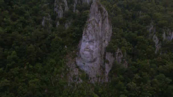 Vídeo Aéreo Estátua Decebal Localizada Nos Desfiladeiros Rio Danúbio Romênia — Vídeo de Stock