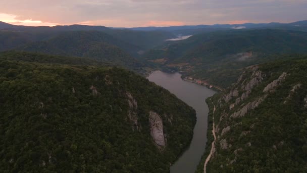 Vídeo Aéreo Estátua Decebal Localizada Nos Desfiladeiros Rio Danúbio Romênia — Vídeo de Stock