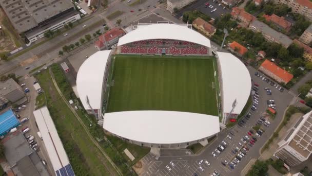 2022 Utaスタジアムのルーマニアの航空ビューアラド スタジアムとビューの下の通りでより高い高度でドローンからビデオが撮影されました — ストック動画