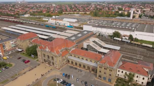 ルーマニアのアラド市にある鉄道駅の空中ビデオ 無人機から撮影された映像は駅ビルをキャプチャする低高度で — ストック動画