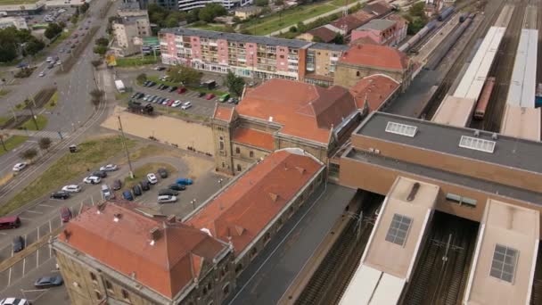 ルーマニアのアラド市にある鉄道駅の空中ビュー カメラのジンバルで建物の周りを円を描くように飛んでいる間に より低い高度のドローンから映像が撮影されました — ストック動画