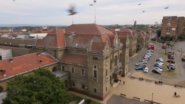 ルーマニアのアラド市にある鉄道駅の空中ビュー 主屋の周りを円を描くように飛んでいる間に より低い高度のドローンから映像が撮影されました — ストック動画