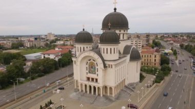 Romanya 'nın Arad kentindeki Ortodoks Katedrali' nin insansız hava aracı görüntüleri. Video, yakın çevredeki katedrallerin üzerinden uçarken bir İHA tarafından çekildi..