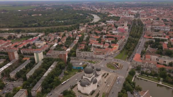 飛行中にドローンから空中ビデオが撮影され 高度を下げます 映像の中には ルーマニアのアラド市にある正統派大聖堂と忙しい交差点が見えます ルーマニアのアラド市上空からの眺め — ストック動画