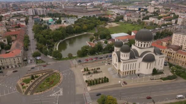 飛行中にドローンから空中ビデオが撮影され 高度を下げます 映像には ルーマニアのアラド市にある正統派大聖堂と忙しい交差点が見えます — ストック動画