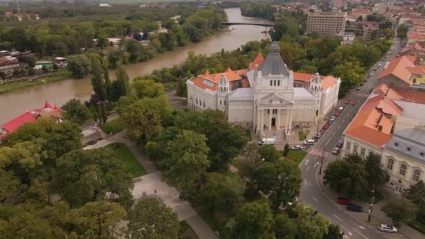 ルーマニアのアラドにある文化宮殿の空中映像 宮殿の左側と銀行の右側に向かって前方に飛んで行きました — ストック動画