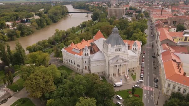 ルーマニアのアラドにある文化宮殿の空中映像 水平線を明らかにするために上に移動ジンバルと後方に飛んで カメラを下に向けたドローンからビデオが撮影されました — ストック動画