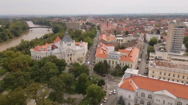 ルーマニアのアラド市内中心部の空中映像で 行政宮殿と文化宮殿が見えます 飛行中にドローンから映像が撮影されました — ストック動画