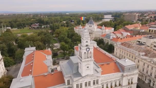 ルーマニアのアラド市にある行政宮殿の塔の空中ビデオ ビルのタワークロックに向かって飛んでいる間に映像がドローンから撮影されました — ストック動画