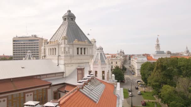 ルーマニアのアラド市にある文化宮殿の裏側の空中映像 宮殿の屋根の上を飛んでいる間にドローンからビデオが撮影されました — ストック動画