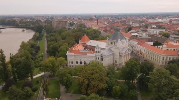 ルーマニアのアラド市内中心部の空中映像で 文化宮殿が見えます ビルの下の方を飛んでいる間にドローンから映像が撮影されました — ストック動画