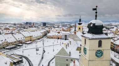 Romanya 'nın Sibiu kentinin insansız hava aracı fotoğrafları. Fotoğraf, kış mevsiminde yüksek irtifada bir İHA 'dan çekildi. Belediye binası kulesi ve manzarasında Evanjelik Katedral vardı..