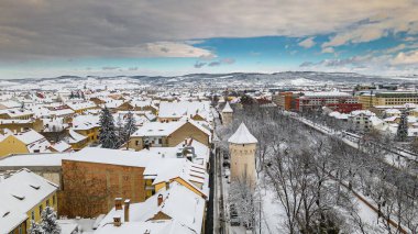 Romanya 'nın Sibiu kentinin insansız hava aracı fotoğrafları. Fotoğraf, kış mevsiminde alçak irtifada bir İHA 'dan çekildi. Görünürde ortaçağ savunma kulesi var..