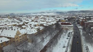 Romanya 'nın Sibiu kentinin insansız hava aracı videosu. Görüntüler daha düşük bir irtifada, kış mevsiminde, Haller Bastion Bulvarı 'nın üstünde ve Wall Street' te çekildi.. 
