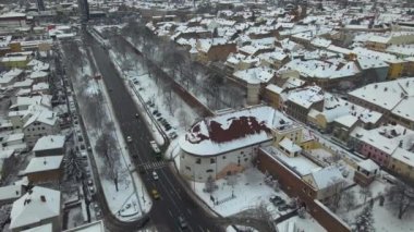 Romanya 'nın Sibiu kentinin insansız hava aracı videosu. Görüntüler daha düşük bir irtifada, kış mevsiminde, Haller Bastion Bulvarı 'nın üstünde ve Wall Street' te çekildi.. 