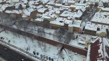 Romanya 'nın Sibiu kentinin insansız hava aracı videosu. Görüntüler daha düşük bir irtifada, kış mevsiminde Haller Bastion Bulvarı 'nın yukarısında ve Citadel Caddesi' nde çekildi..