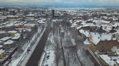 Romanya 'nın Sibiu kentinin insansız hava aracı videosu. Görüntüler alçak irtifada bir drondan alındı. Kamera seviyesinde, kış mevsiminde, bulvarın yukarısında bir panorama için..