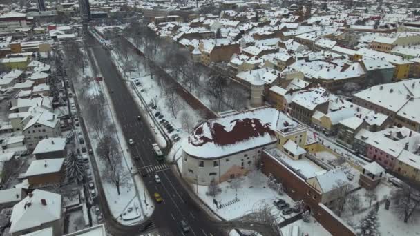 罗马尼亚锡比乌市中心的无人机视频 视频是从低空飞行的无人驾驶飞机上拍摄的 在冬季 在林荫大道 Haller Bastion和华尔街上空拍摄 — 图库视频影像
