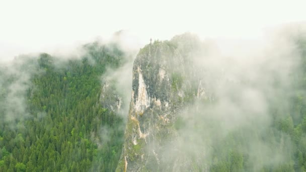 Воздушные Кадры Горной Вершины Крестом Ней Штормовую Погоду Плотными Облаками — стоковое видео