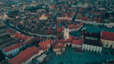 Romanya 'nın Sibiu kentinin ortaçağ kent merkezinin görüntüleri. Video, gün batımında Katedral 'in yanında geriye doğru uçarken kamerayı indirip yavaşça yukarı doğru eğerek bir drondan çekilmişti..