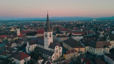 Romanya 'nın Sibiu kentindeki Evanjelik Katedralin görüntüleri. Video, güneş batarken Katedral 'in yanında, panoramik görüntü için kamera seviyesiyle birlikte bir drondan çekilmiş..