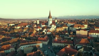 Romanya 'nın Sibiu kentindeki Evanjelik Katedralin görüntüleri. Video, güneş batarken bir İHA 'dan, panoramik görüntü için kamera seviyesiyle Katedral' e doğru uçarken çekilmiş..