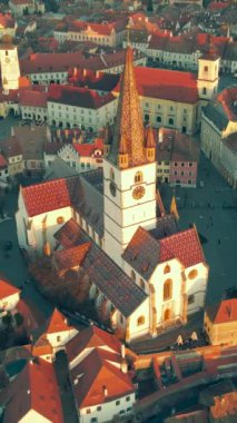 Romanya 'nın Sibiu kentindeki Evanjelik Katedralin görüntüleri. Video, güneş batarken bir İHA 'dan, panoramik görüntü için kamera seviyesiyle Katedral' e doğru uçarken çekilmiş..