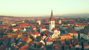 Romanya 'nın Sibiu kentindeki Evanjelik Katedralin görüntüleri. Video, güneş batarken bir İHA 'dan, panoramik görüntü için kamera seviyesiyle Katedral' e doğru uçarken çekilmiş..