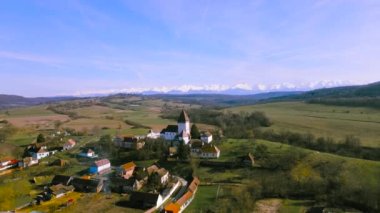 Romanya 'nın Sibiu kentindeki Hosman kentindeki güçlendirilmiş kilisenin klibi. Video, kamera seviyesiyle ileri doğru uçarken bir İHA 'dan çekilmiş..