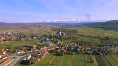 Romanya 'nın Sibiu kasabasındaki Hosman köyündeki güçlendirilmiş kilisenin hava görüntüleri. Görüntüler İHA 'dan geri uçarken çekildi, tahkimattan uzaklaşırken..