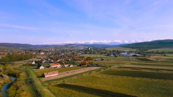 Vista Aérea Sobre Campo Rumania Pueblo Hosman Con Iglesia Fortificada — Vídeos de Stock